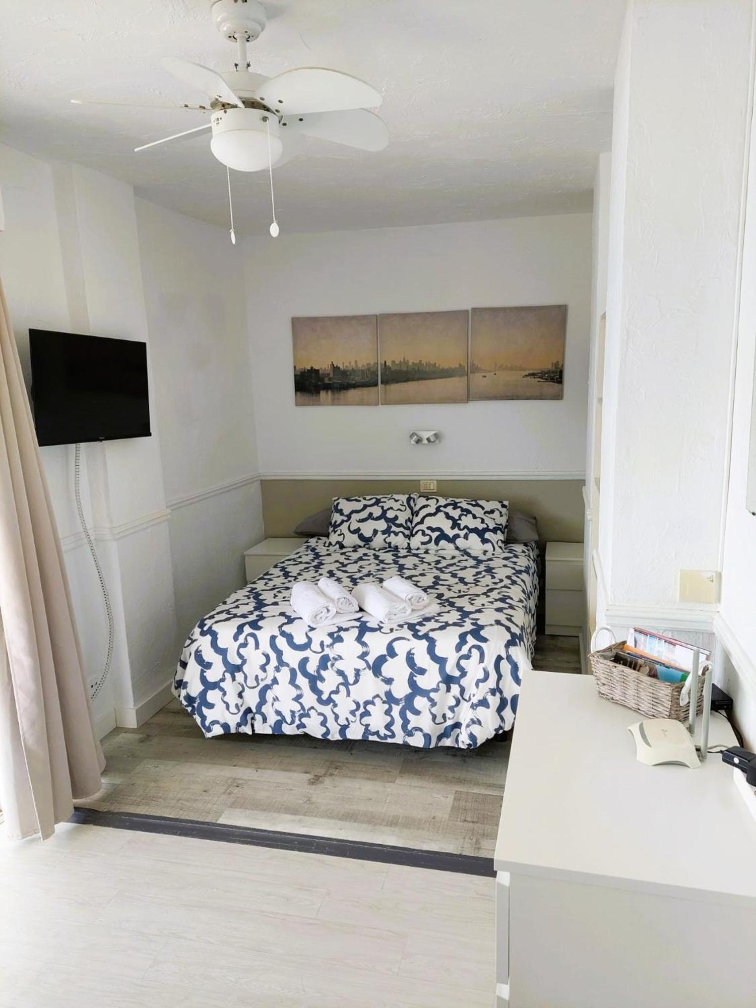 Frontal Ocean View Torres Del Sol Apartment Лос Кристианос Екстериор снимка